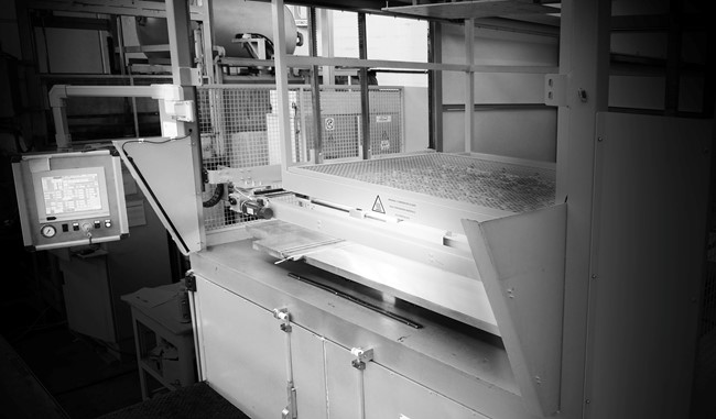 New thermoforming machine with halogen lamps 